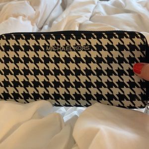 Michael Kors Houndstooth Wallet